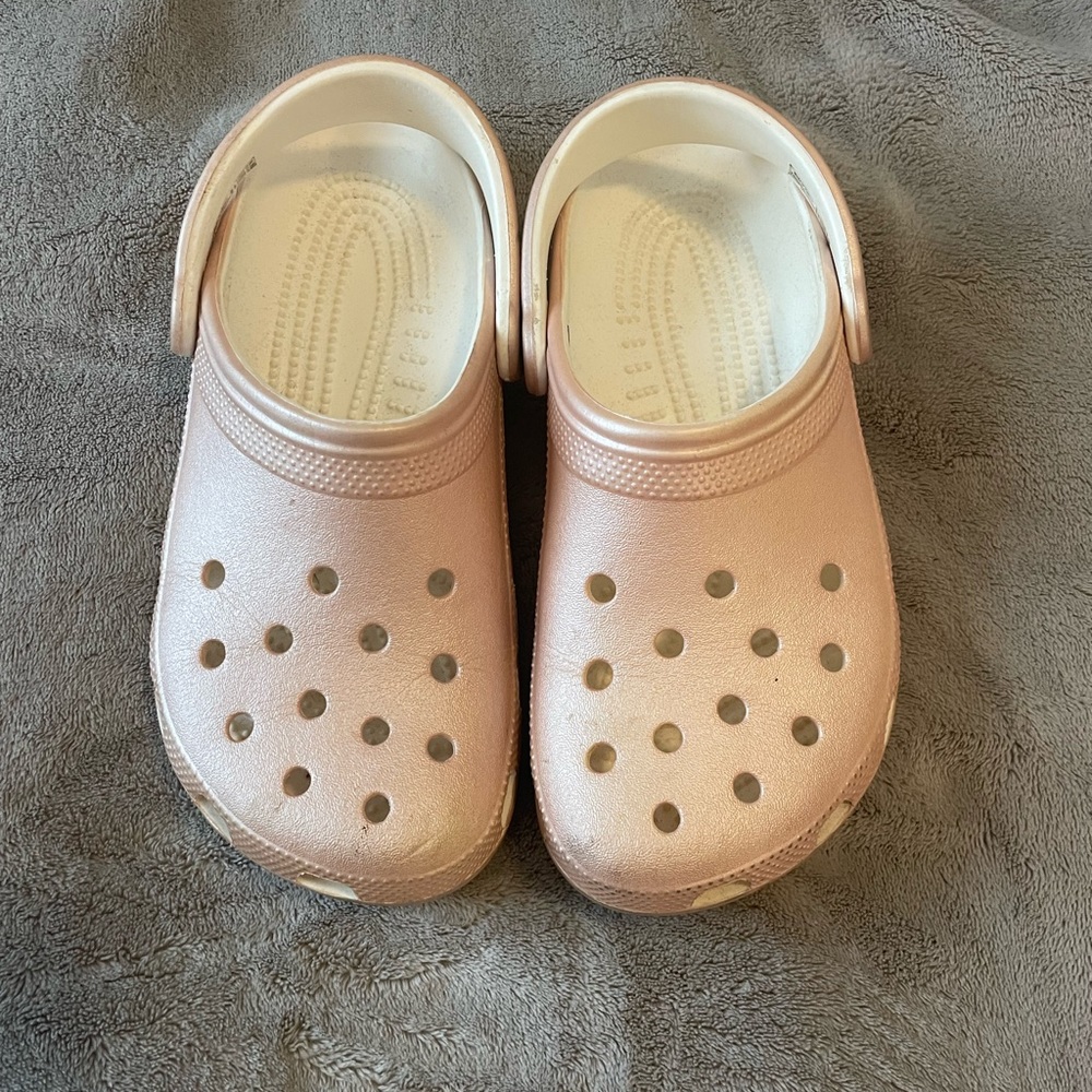 ROSE GOLD CROCS